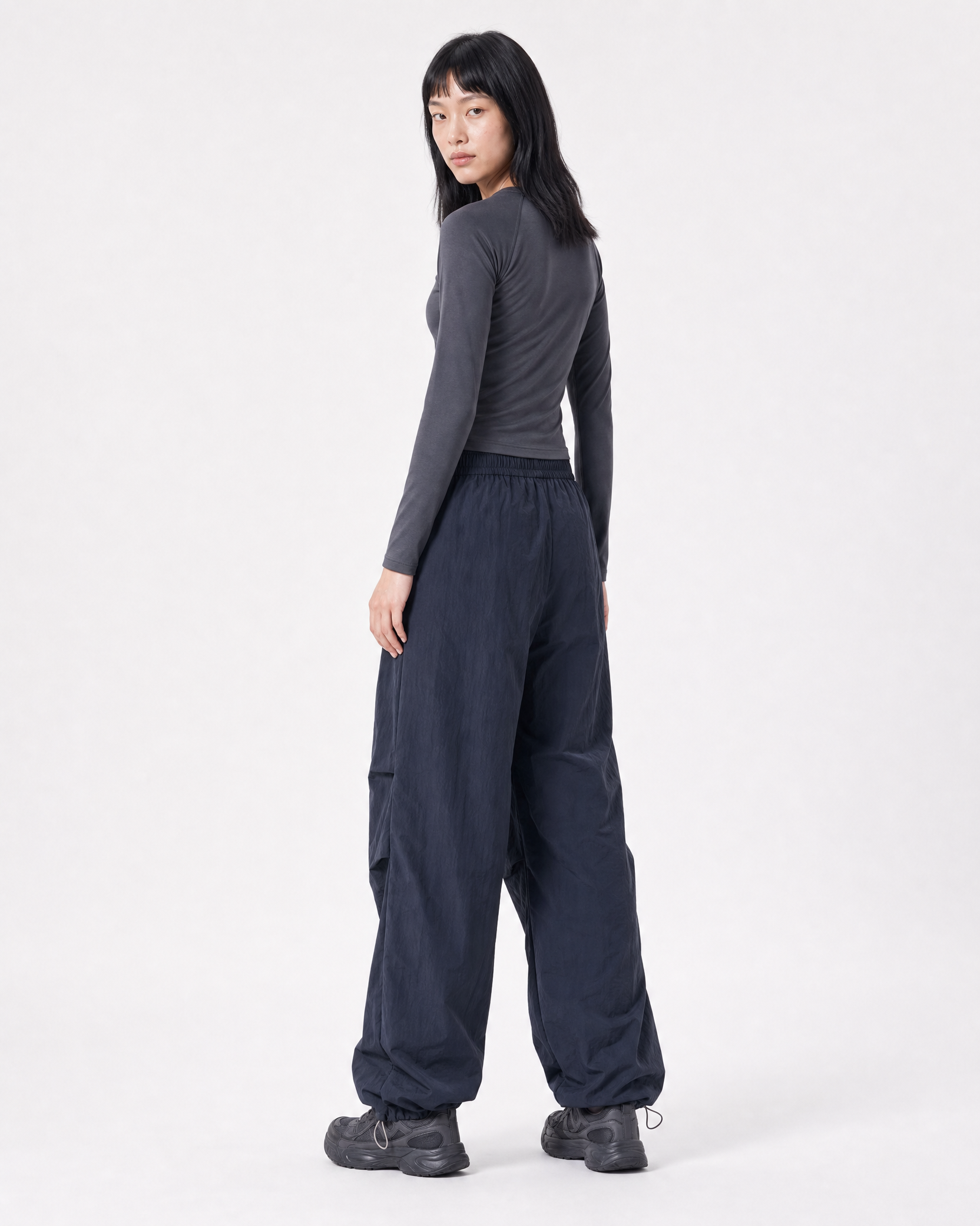 Women's water-repellent hiking trousers in navy, relaxed back turn portrait # Colour_Navy